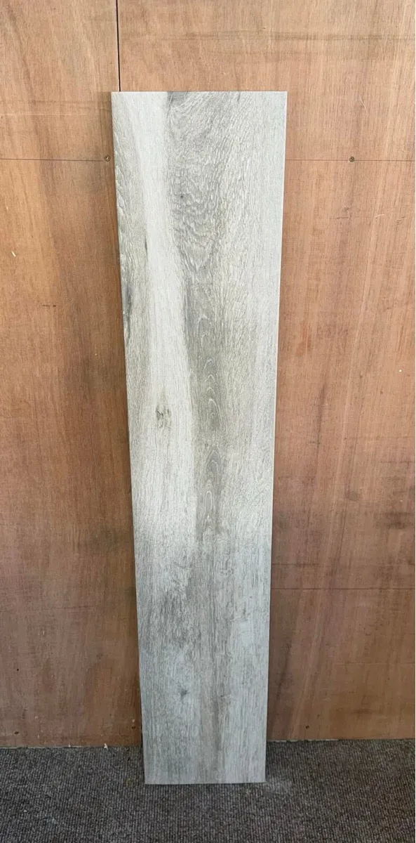 Clearance wood effect tile 23cm x 120cm - Image 1