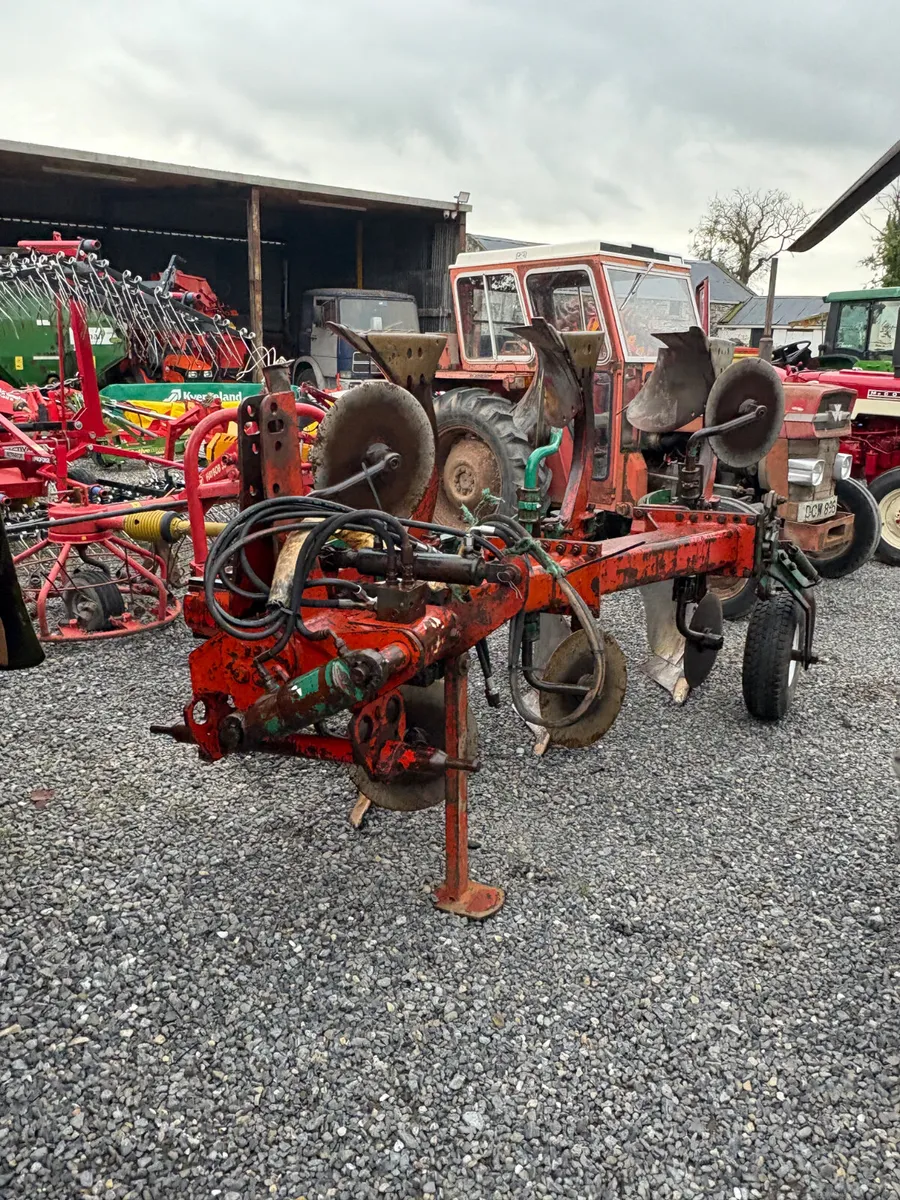 Kverneland reversible plough - Image 1