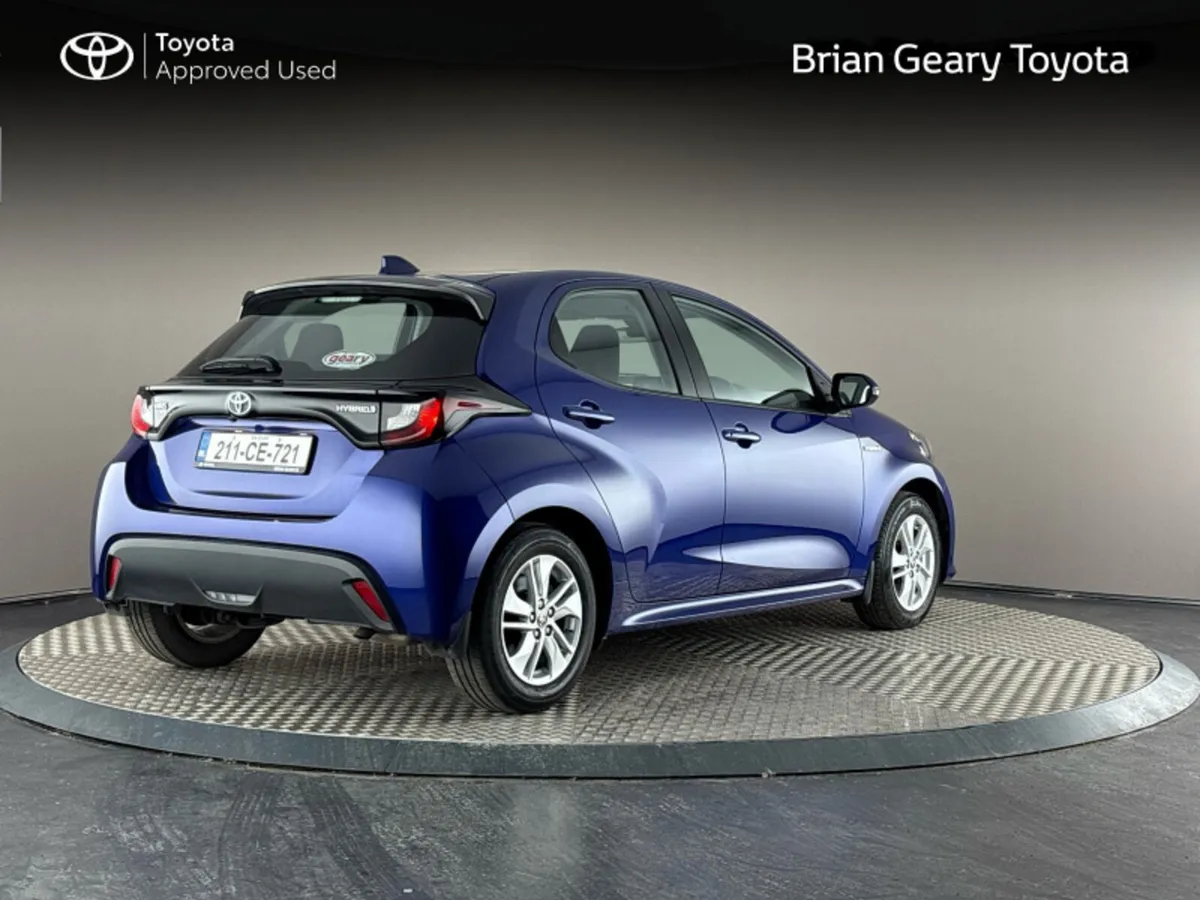 Toyota Yaris HYBRID LUNA - Image 2