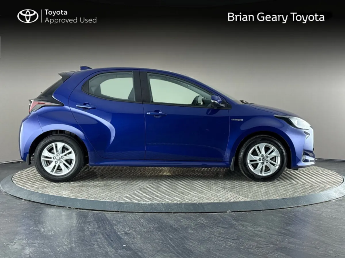 Toyota Yaris HYBRID LUNA - Image 3