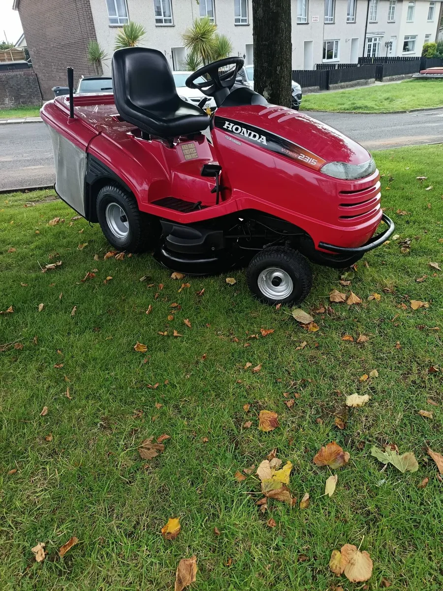 Honda petrol ride on lawnmower - Image 1