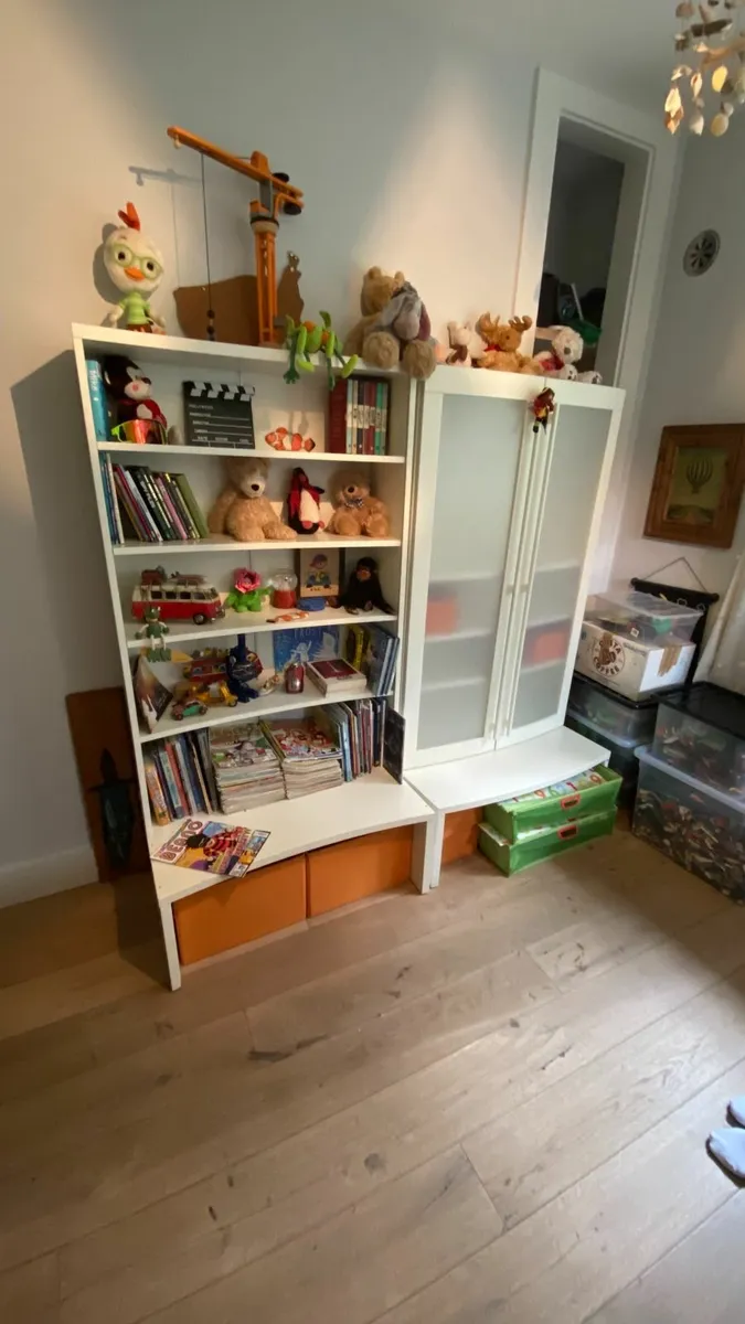 Kid's wardrobe - Image 1