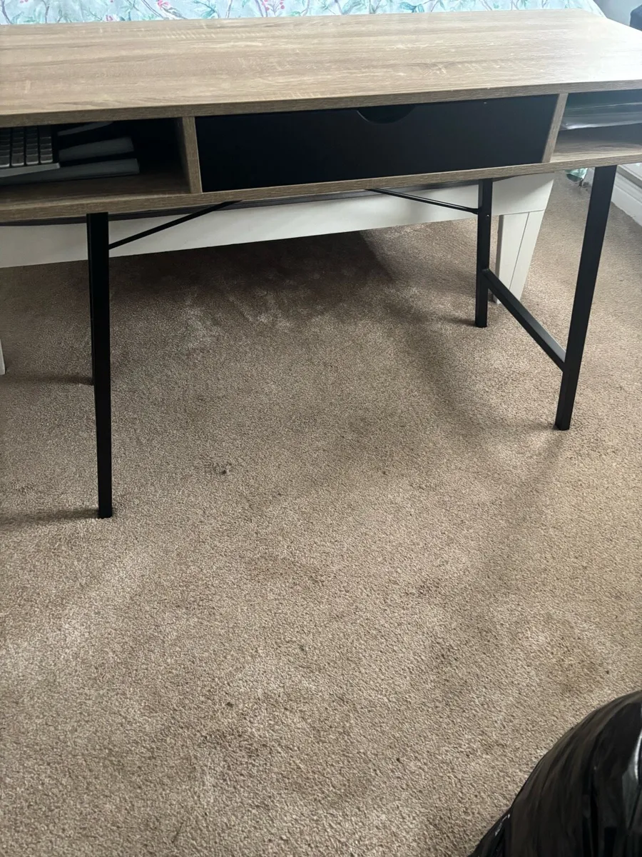 Computer table - Image 1