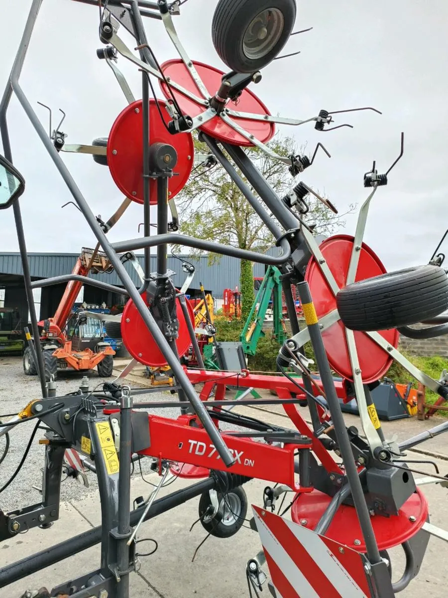 Massey 776X Lotus Tedder - Image 3