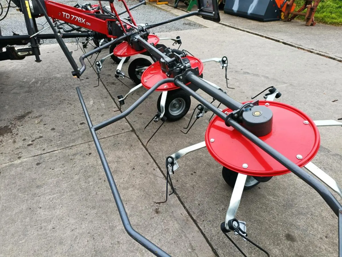 Massey 776X Lotus Tedder - Image 4