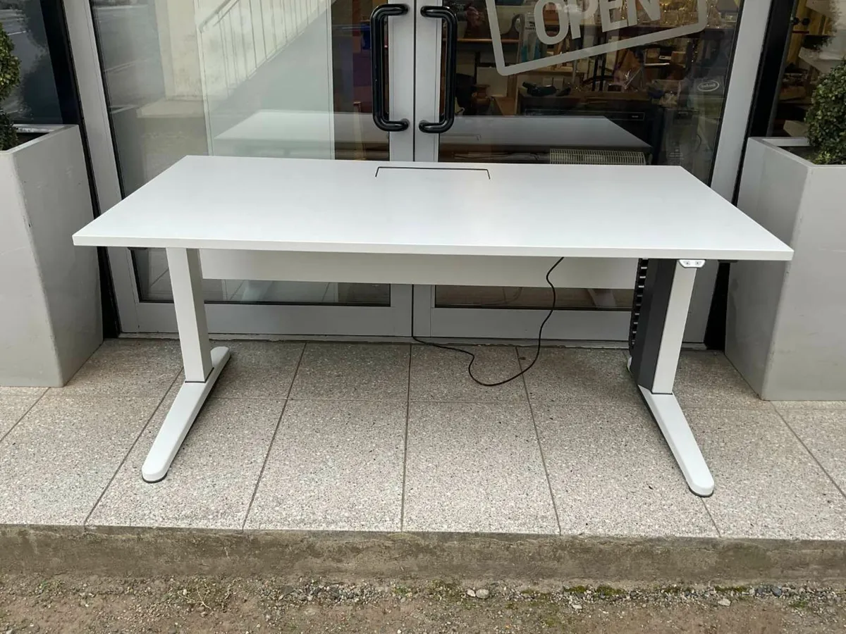 Steelcase 1600 height adjustable sit-stand desk - Image 3