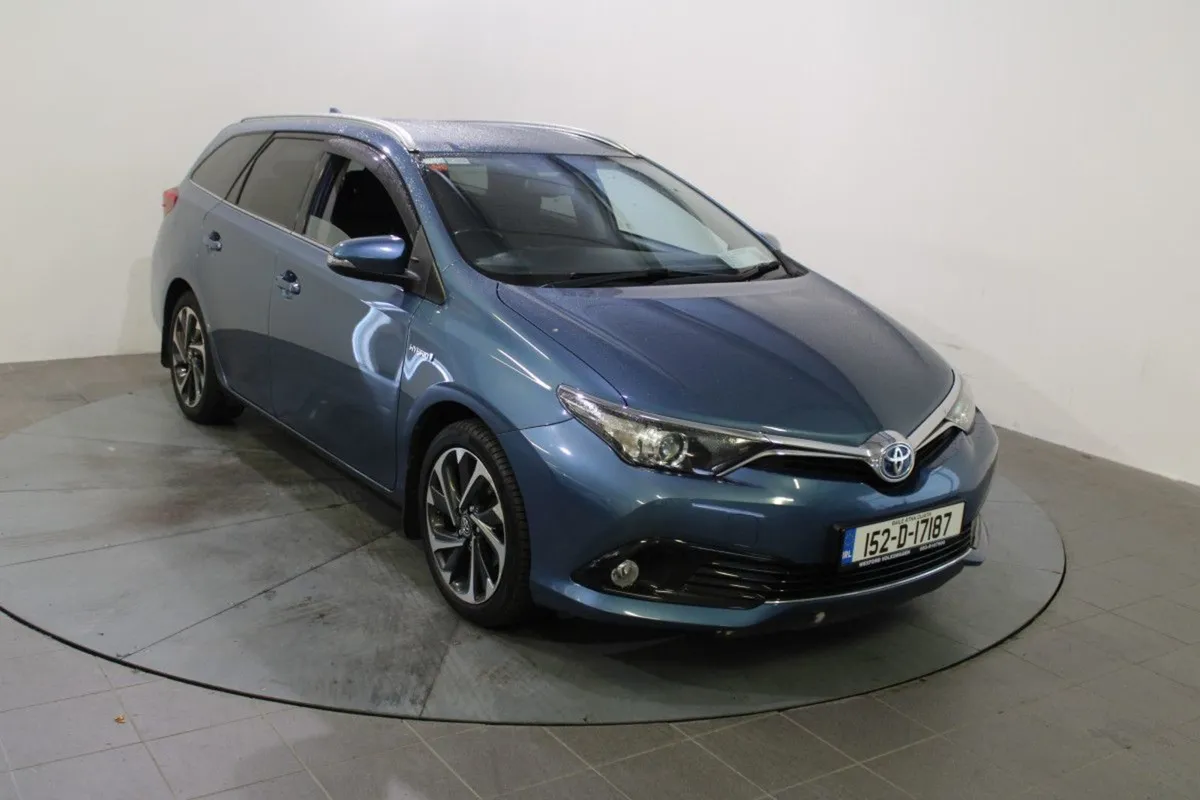 Toyota Auris 1.8 Hybrid SOL 4DR Auto - Image 1