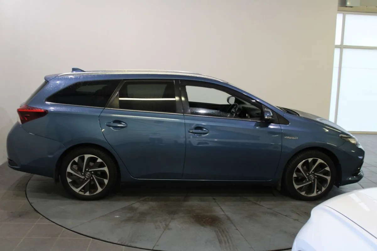 Toyota Auris 1.8 Hybrid SOL 4DR Auto - Image 3