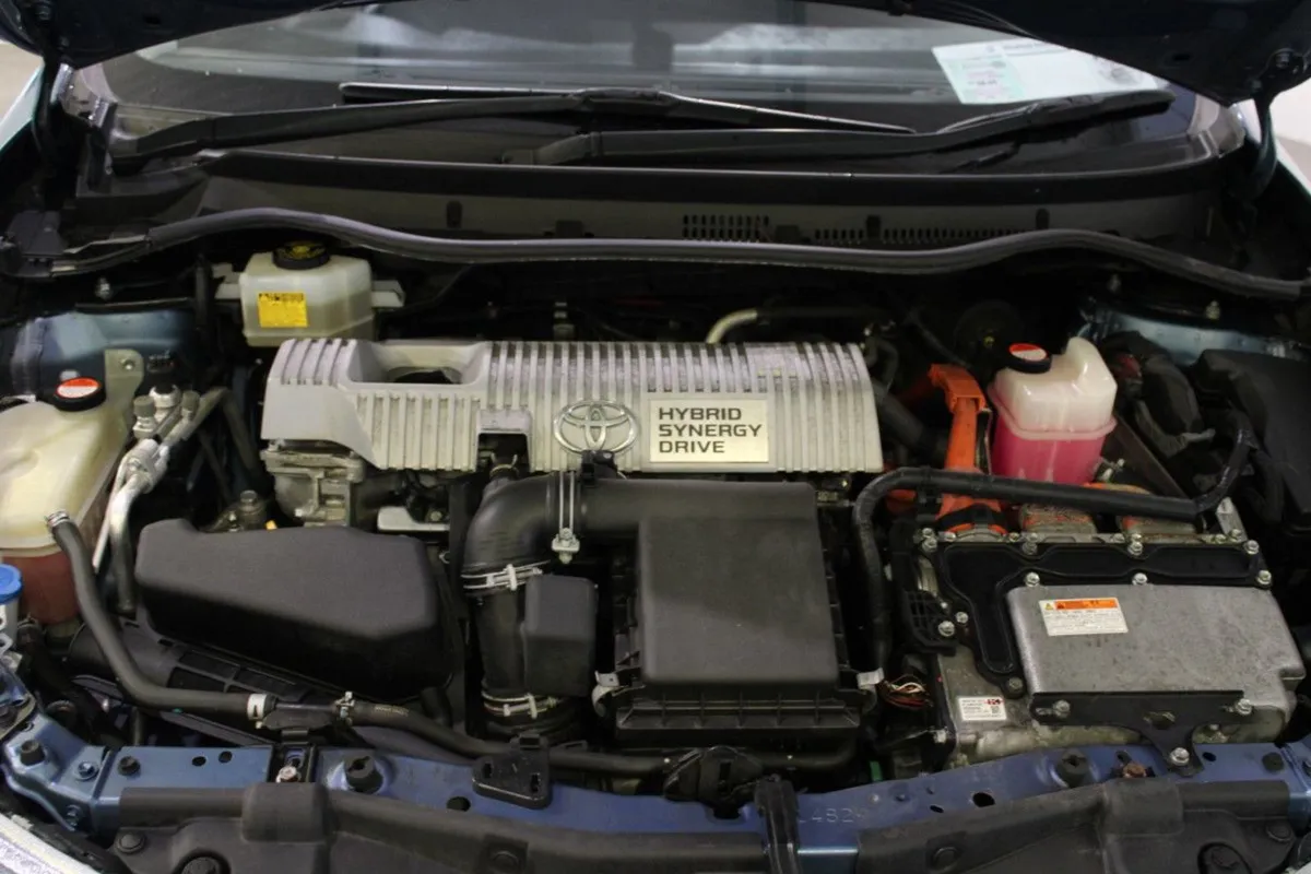 Toyota Auris 1.8 Hybrid SOL 4DR Auto - Image 4