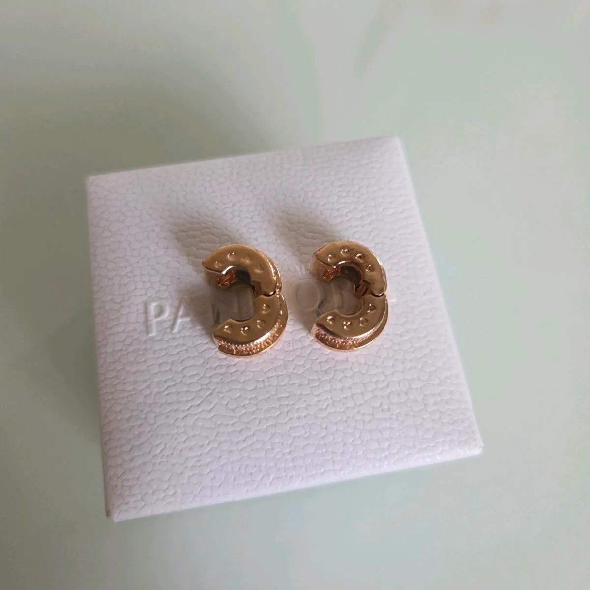 Pandora
Rose Sparkling Pave Lines & Logo Clips - Image 2