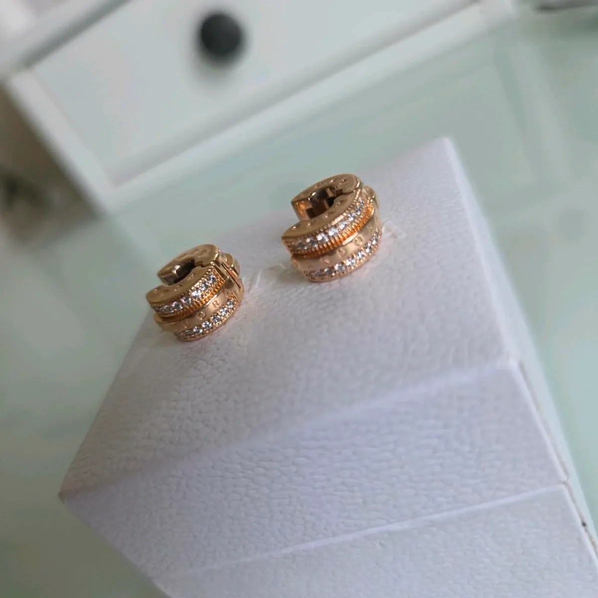Pandora
Rose Sparkling Pave Lines & Logo Clips - Image 4