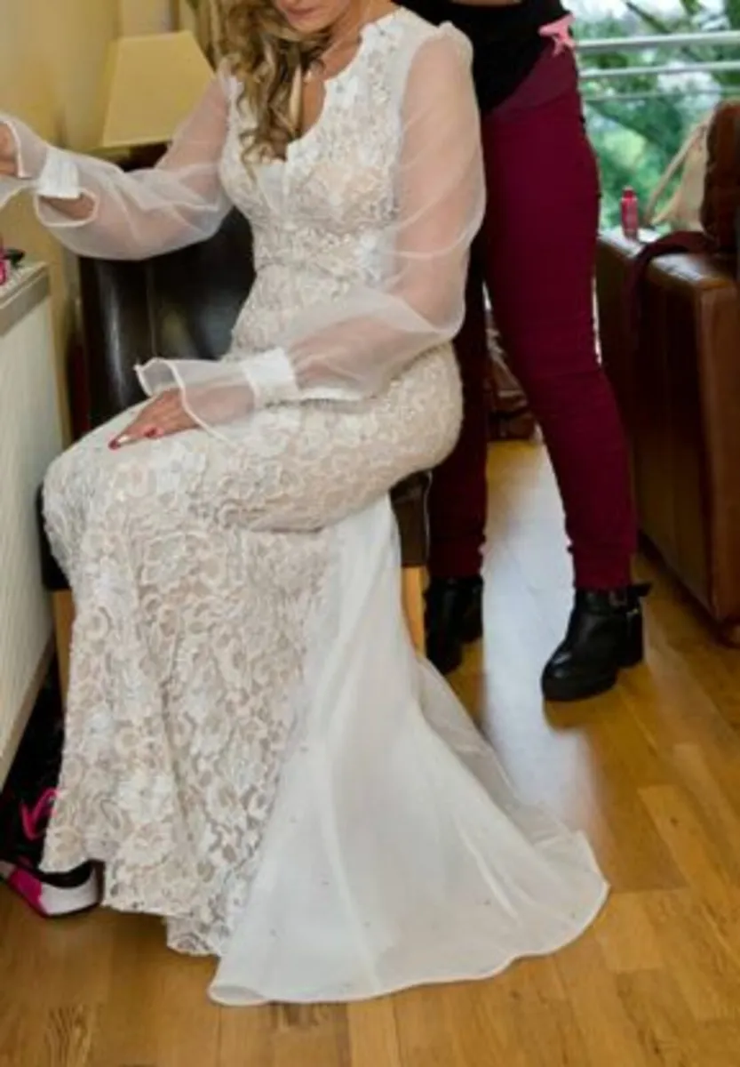 Stunning fitted Wedding dress - Image 2