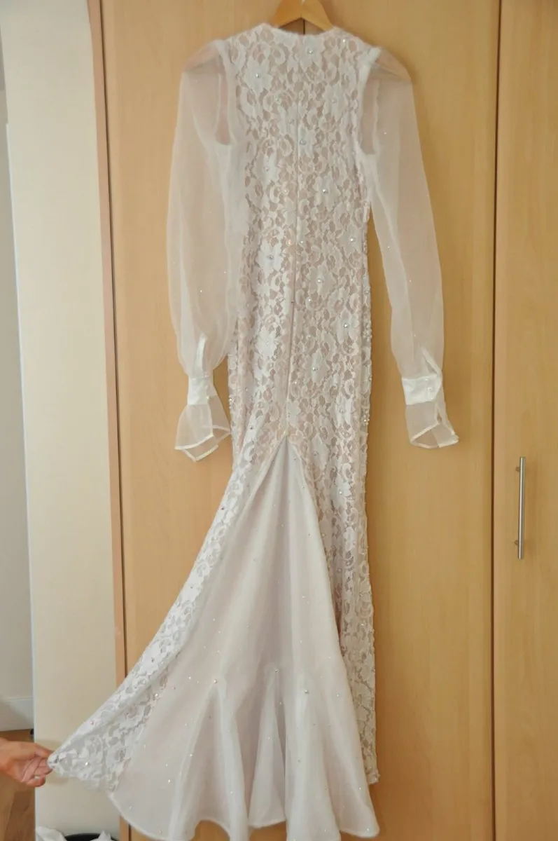 Stunning fitted Wedding dress - Image 4