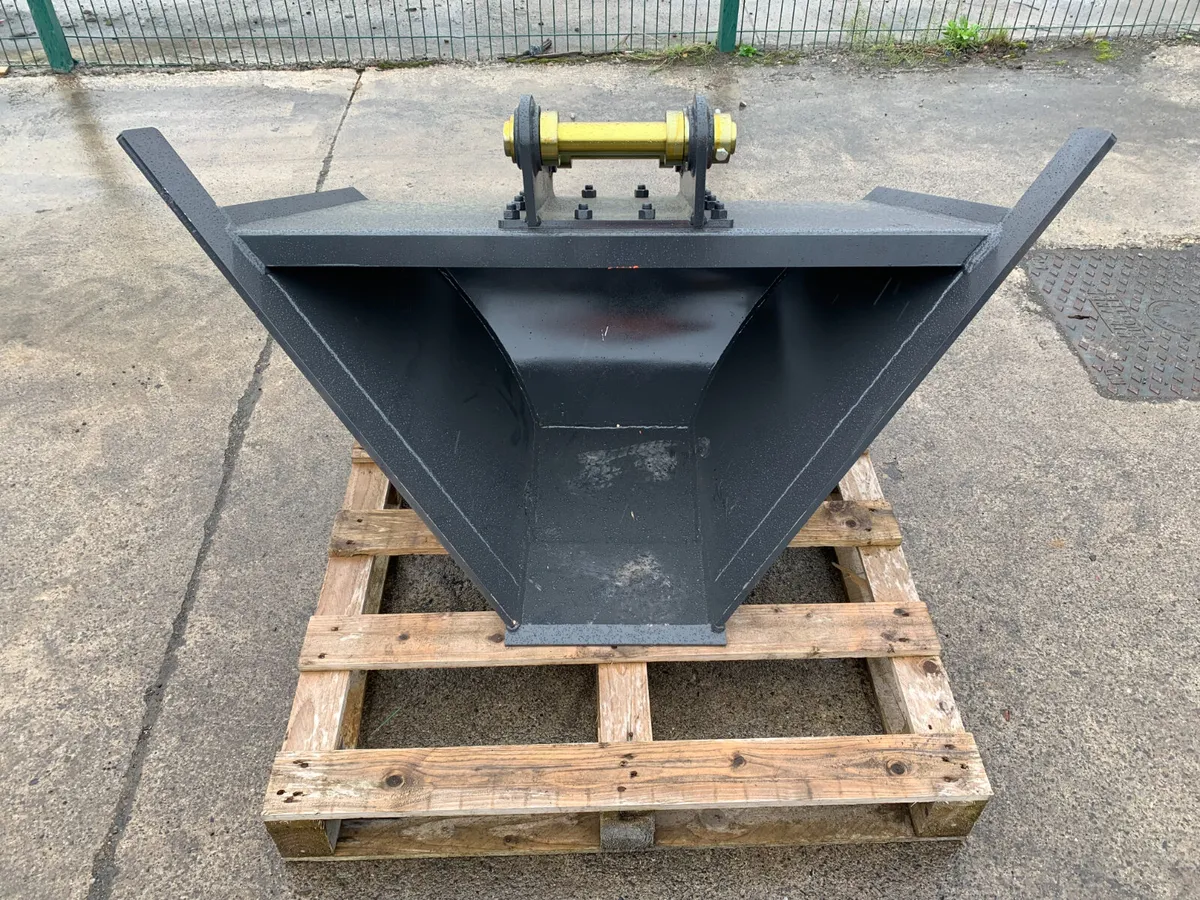 UNRESERVED NEW "V" EXCAVATOR BUCKET FOR AUCTION - Image 1