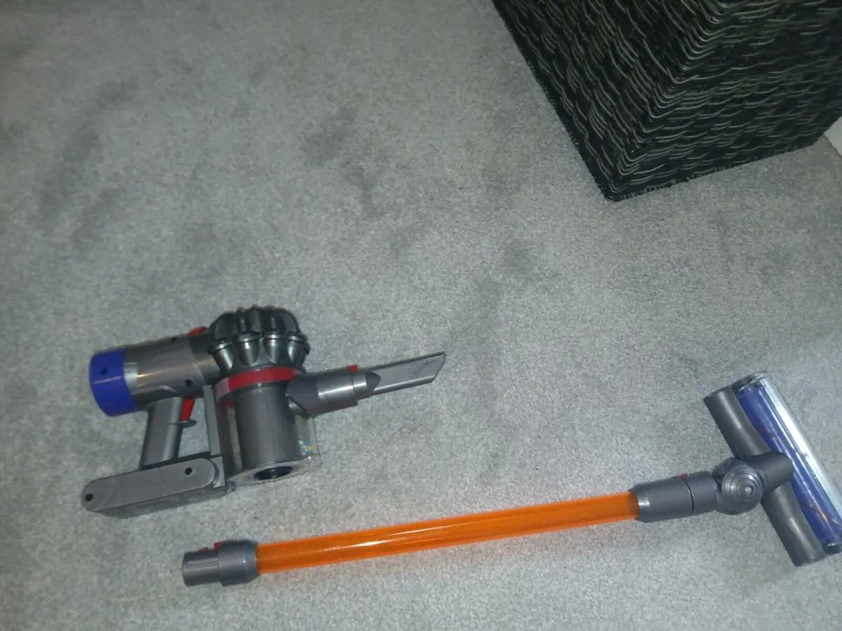 Dyson - Cordless Vaccum (Toy)    €10 - Image 4