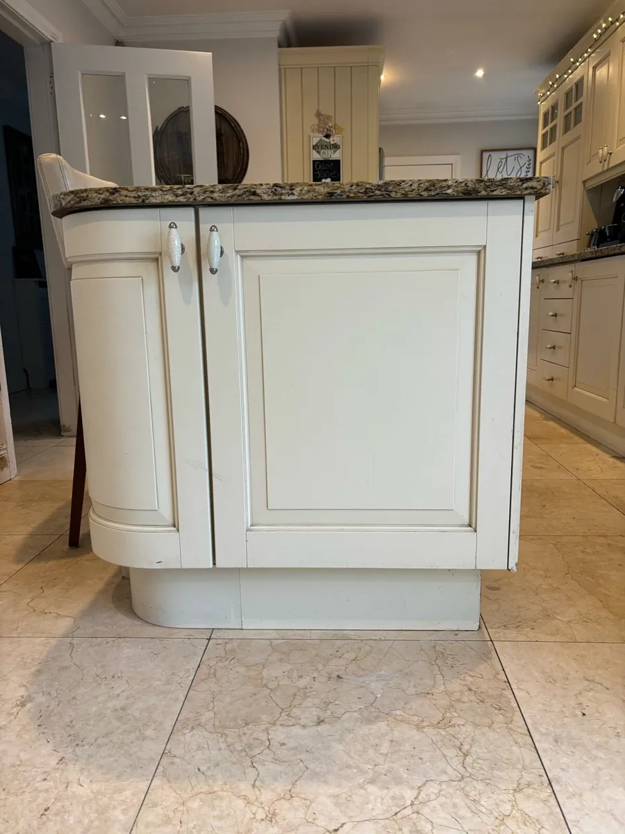 Kitchen island - Image 1