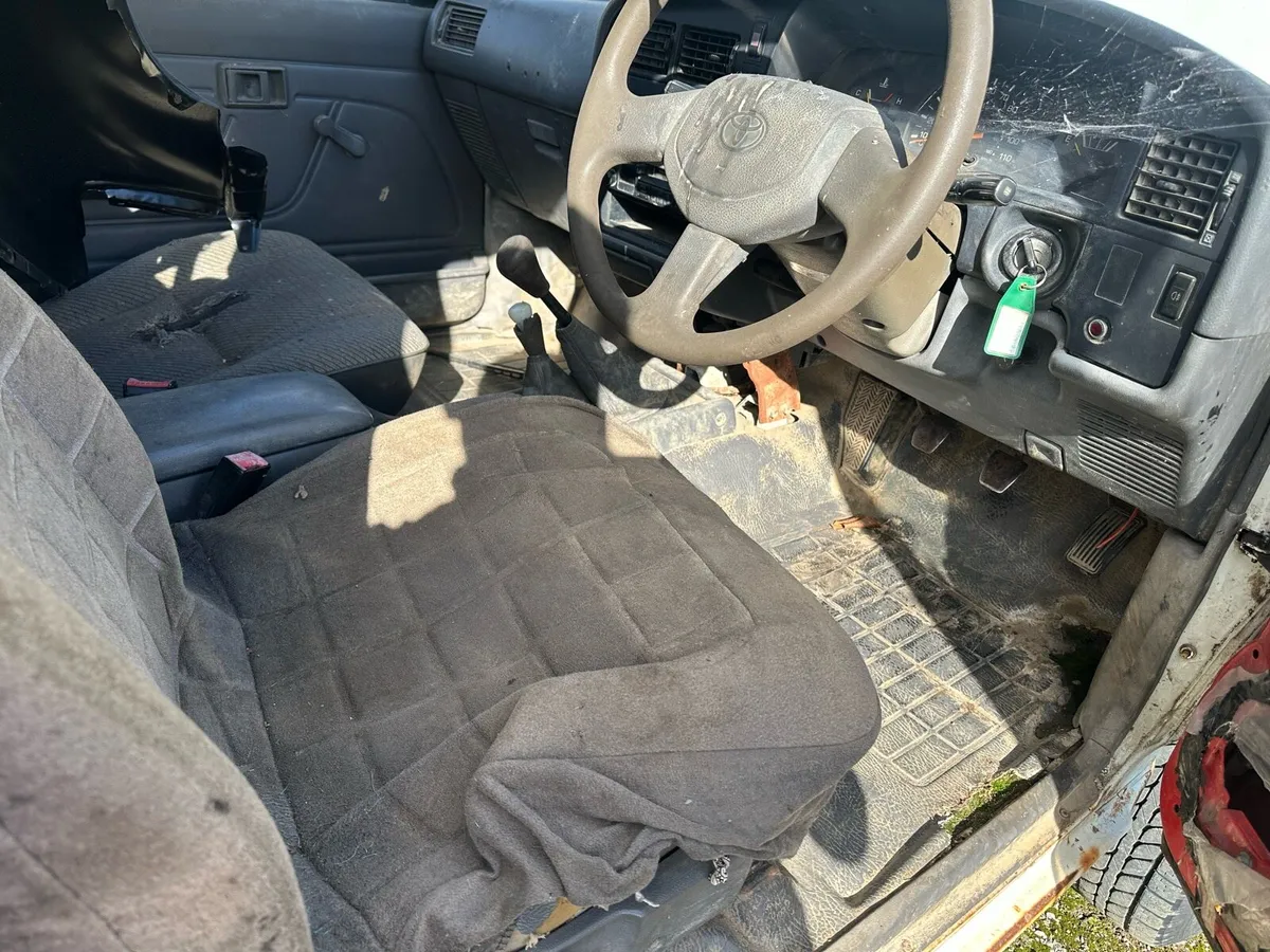 Toyota Hilux - Image 4