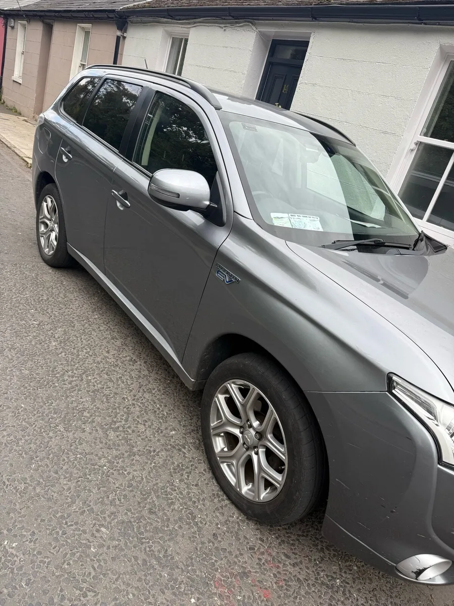 Mitsubishi Outlander 2015,plug-in Hybrid,low miles - Image 2
