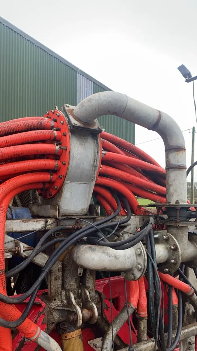 Umbilical dribble bar and reeler - Image 1
