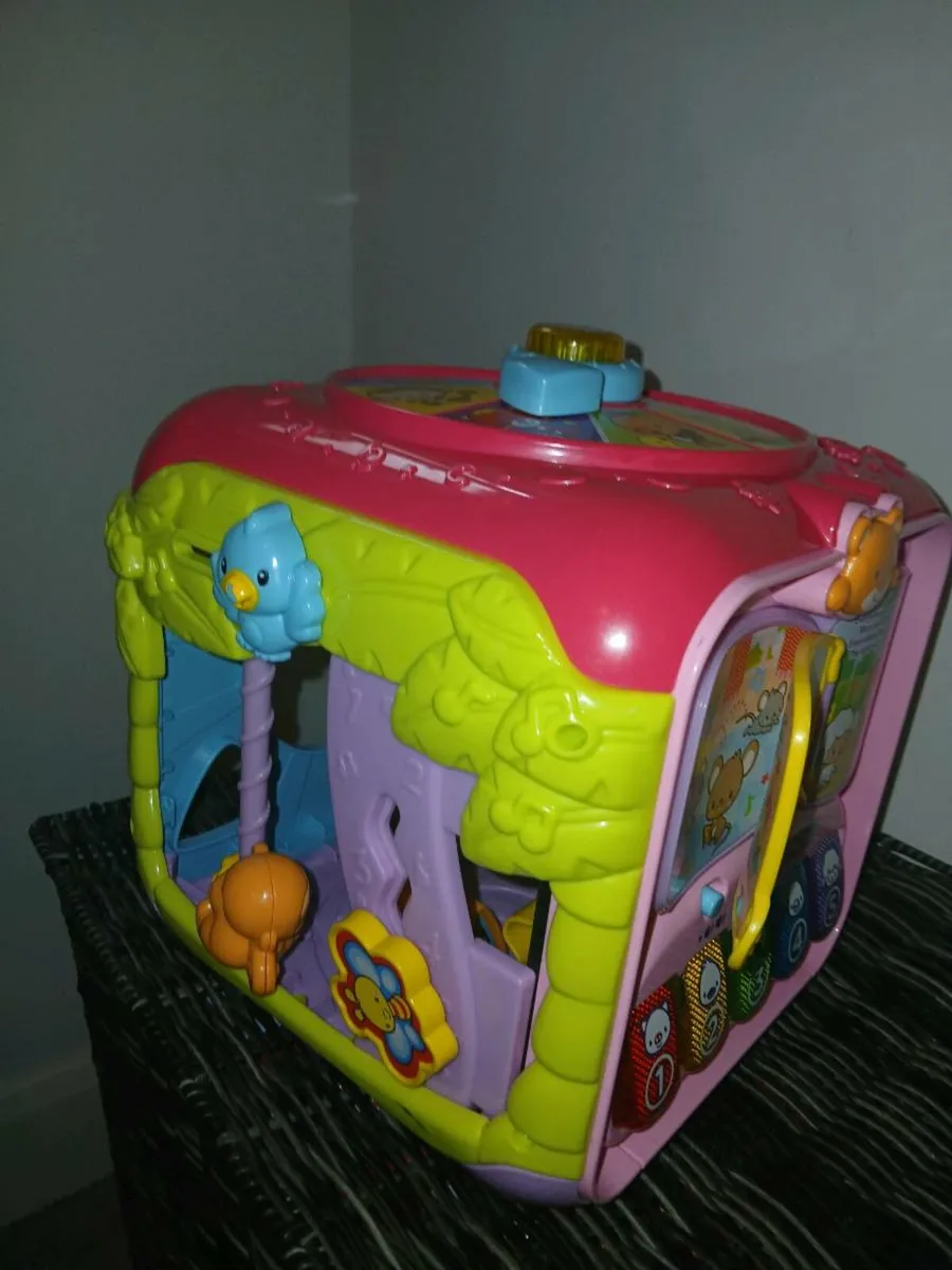 V Tech - Sort and Discover Actuvity Cube - Image 1