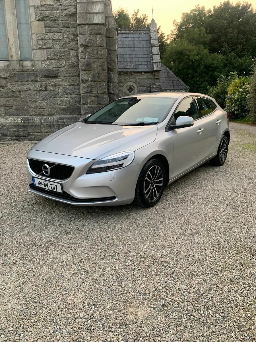 Volvo V40 2018 - Image 2