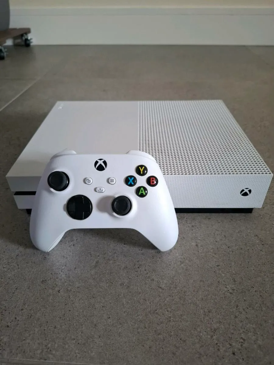 Xbox one S with Xbox series X/S controller - Image 1