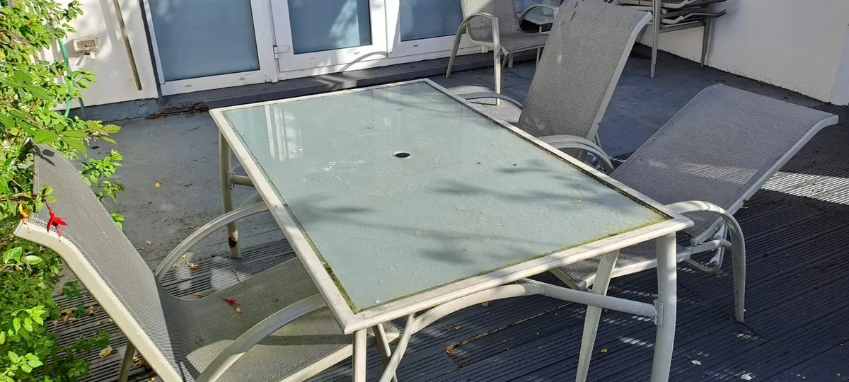 Garden table and chairs - Image 1