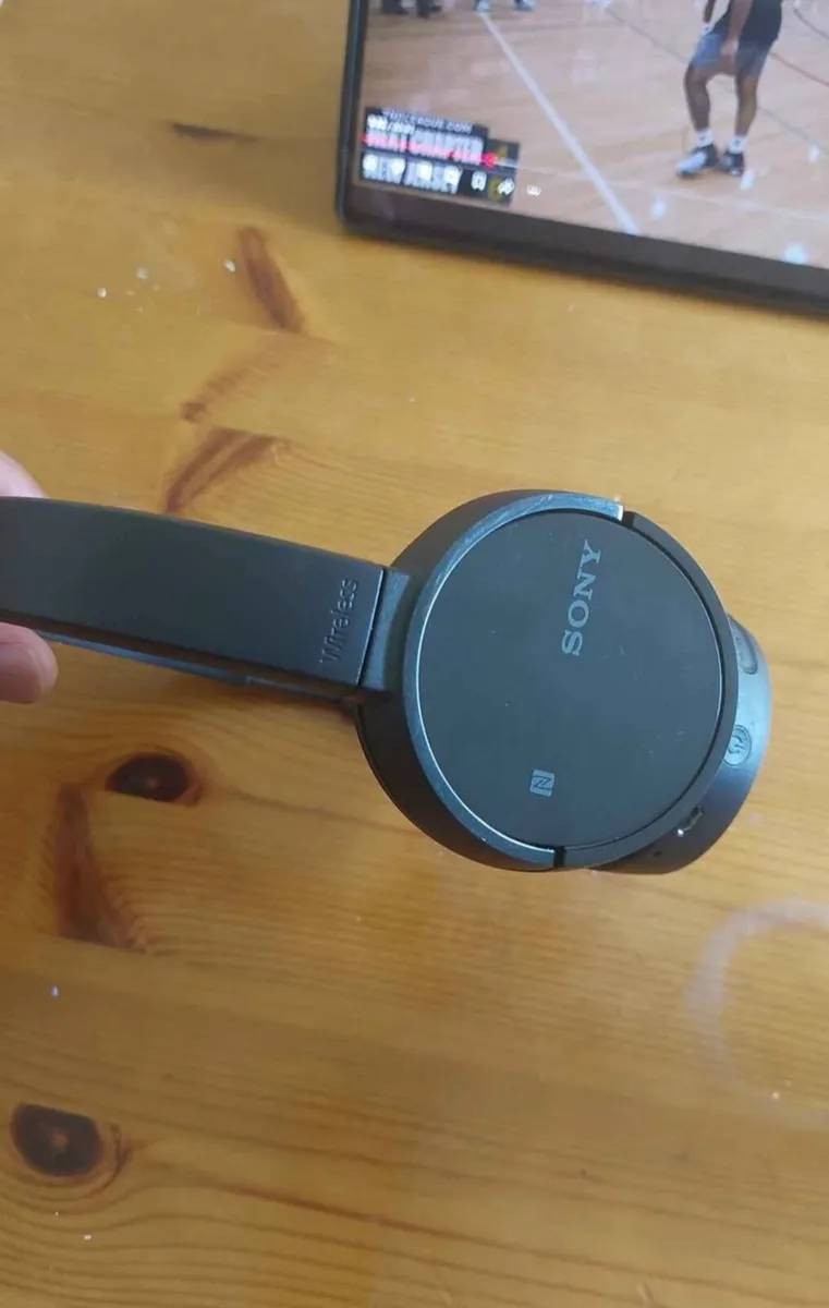 Sony headphones - Image 2