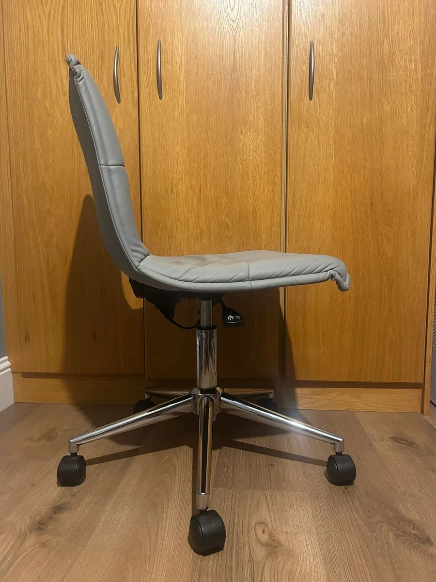 Office chair - Image 1