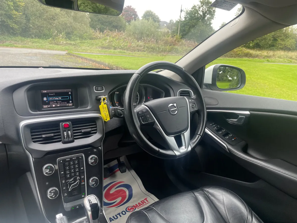 Volvo V40 2018, white , black leather - Image 4