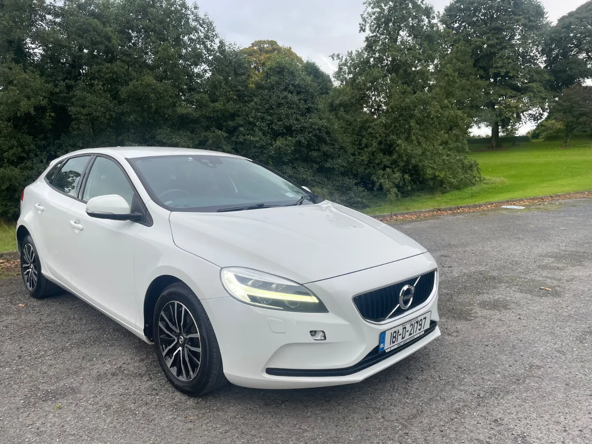 Volvo V40 2018, white , black leather - Image 1