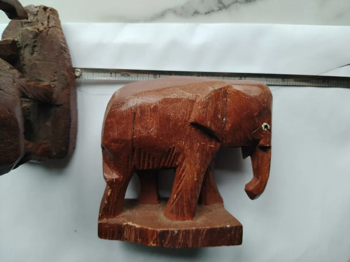 Carved wooden elephants x 2 - Image 1