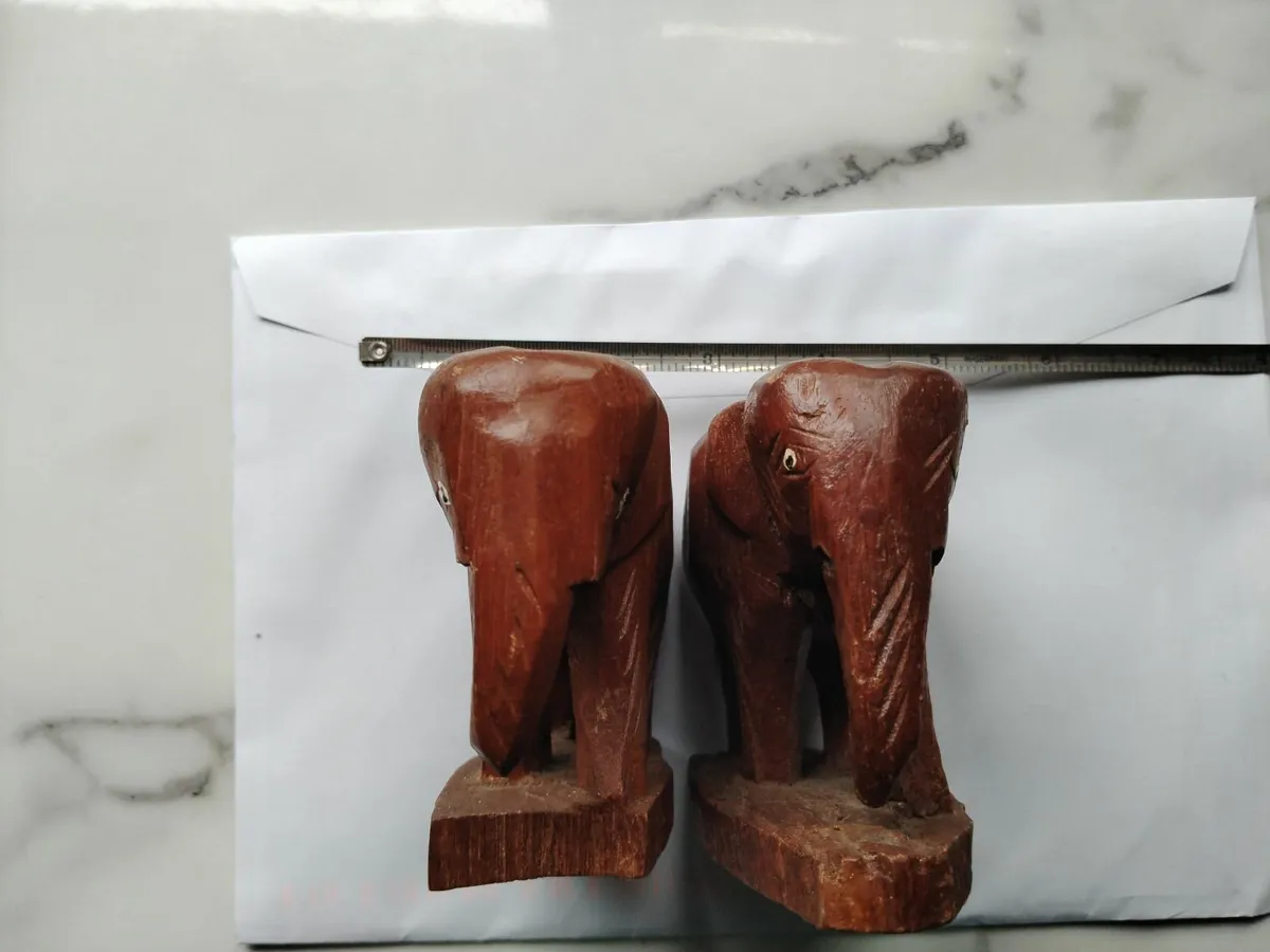 Carved wooden elephants x 2 - Image 4