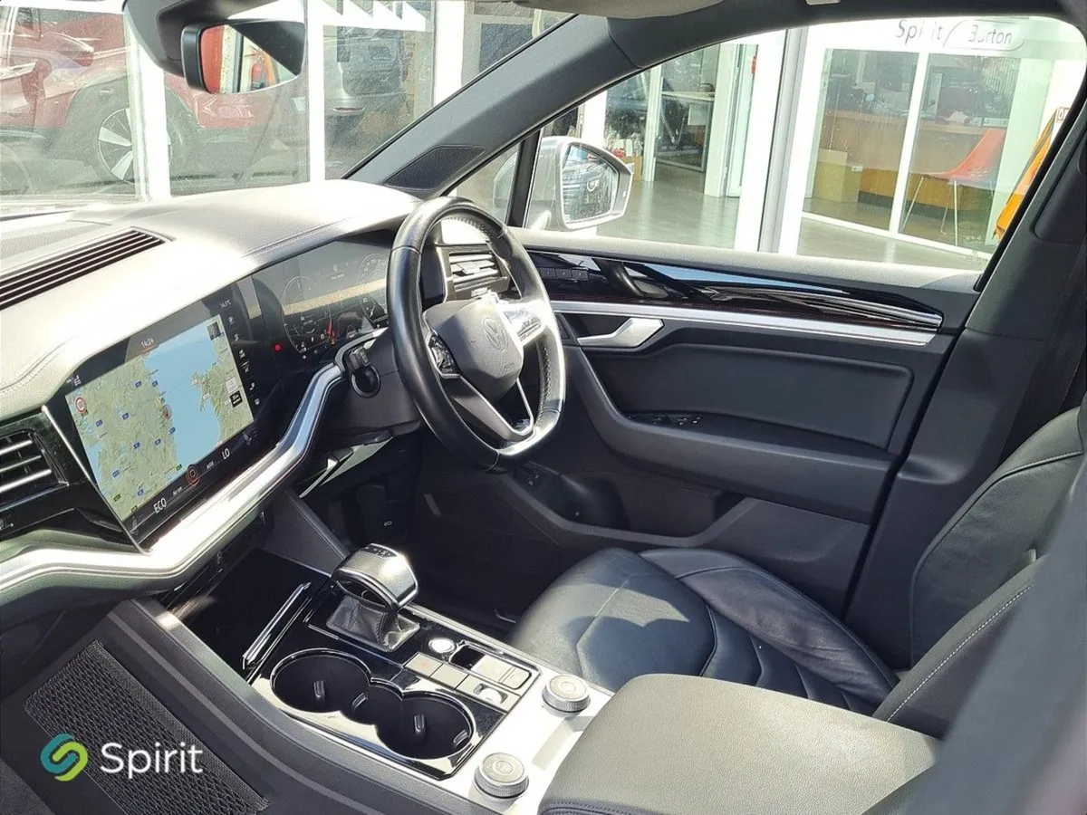 Volkswagen Touareg 3.0tsi Phev 381HP Elegance - Image 3