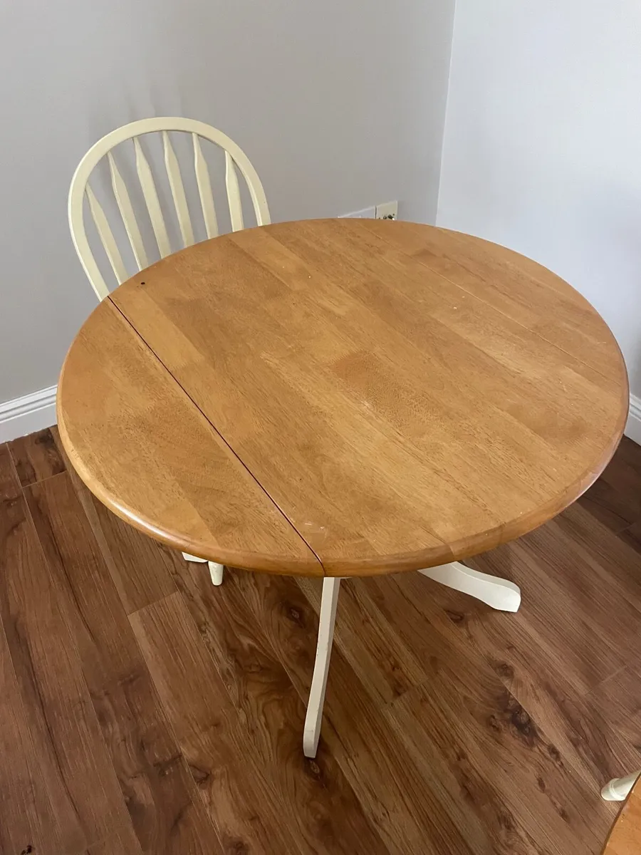 Kitchen table and chairs - Image 1