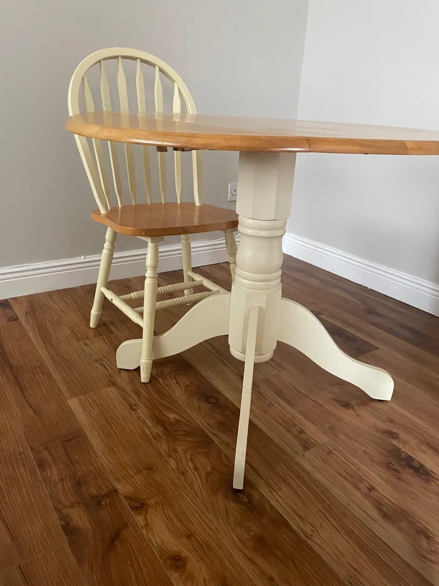 Kitchen table and chairs - Image 2