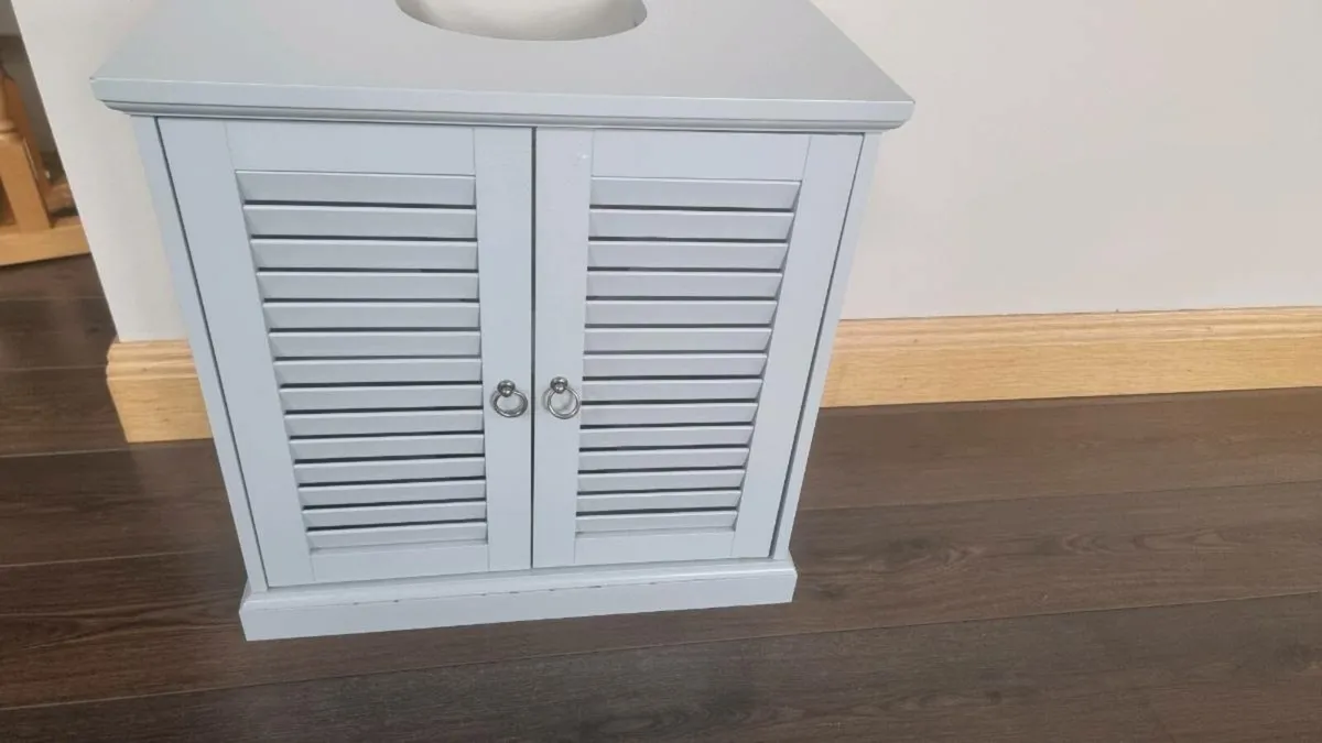 Louvre door under sink cabinet grey - Image 1