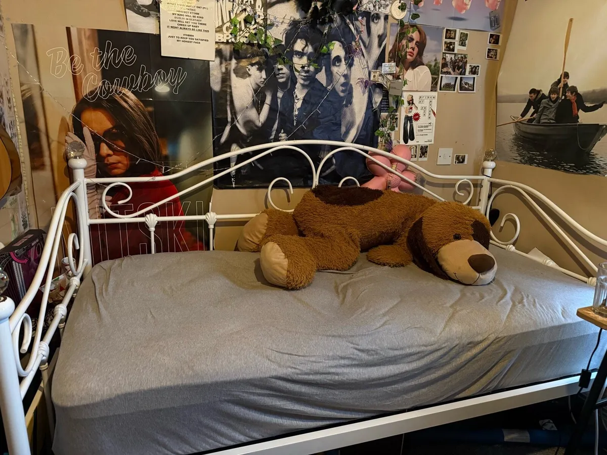 Beautiful single bed - Image 1