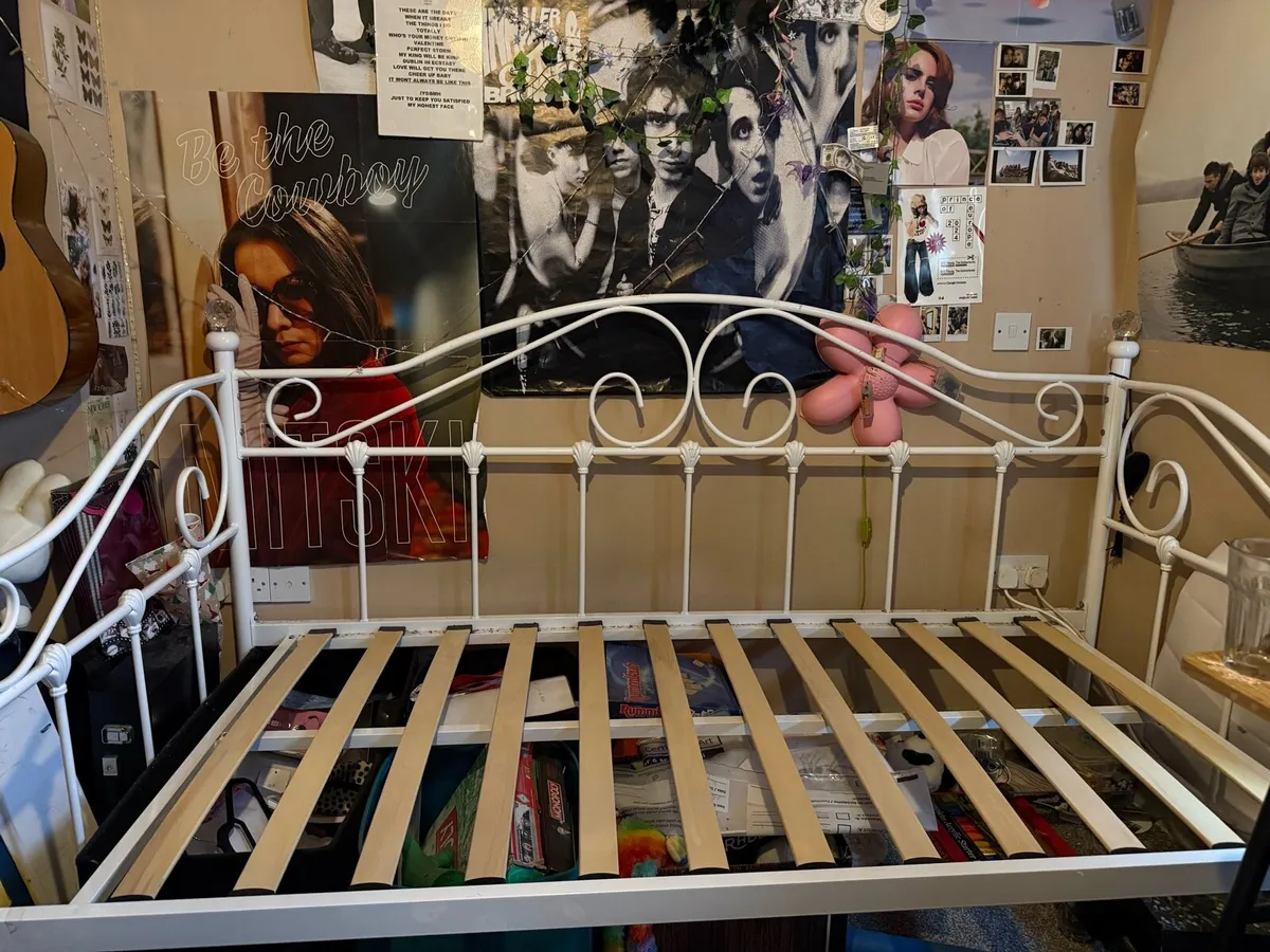 Beautiful single bed - Image 2
