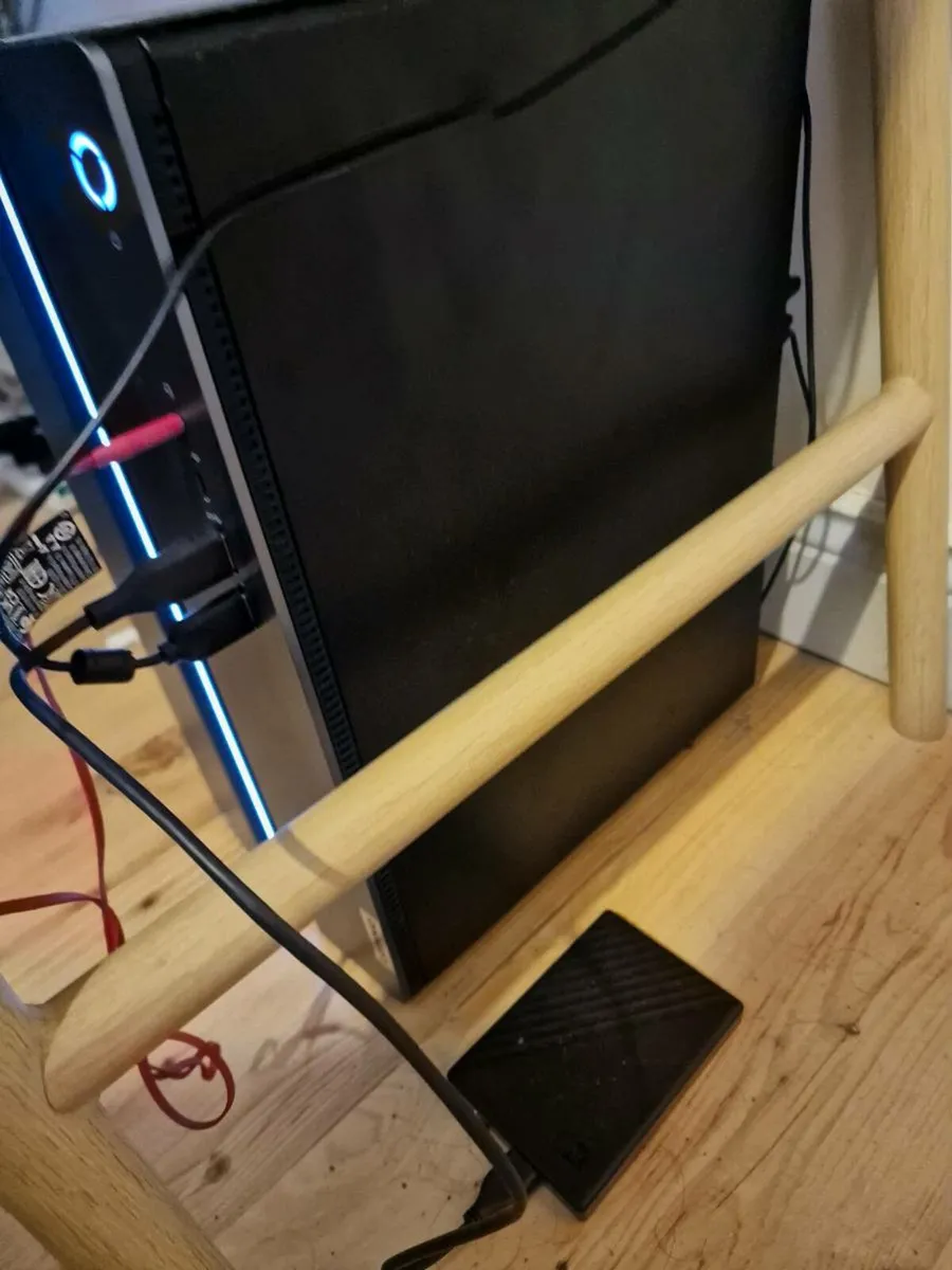Lenovo gaming PC, equipment, chair - Image 2