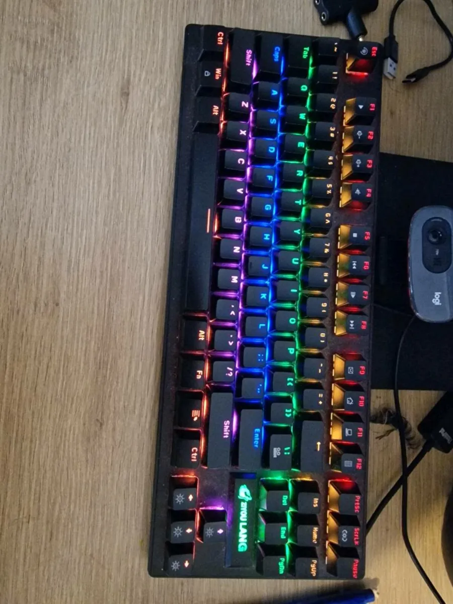 Lenovo gaming PC, equipment, chair - Image 3