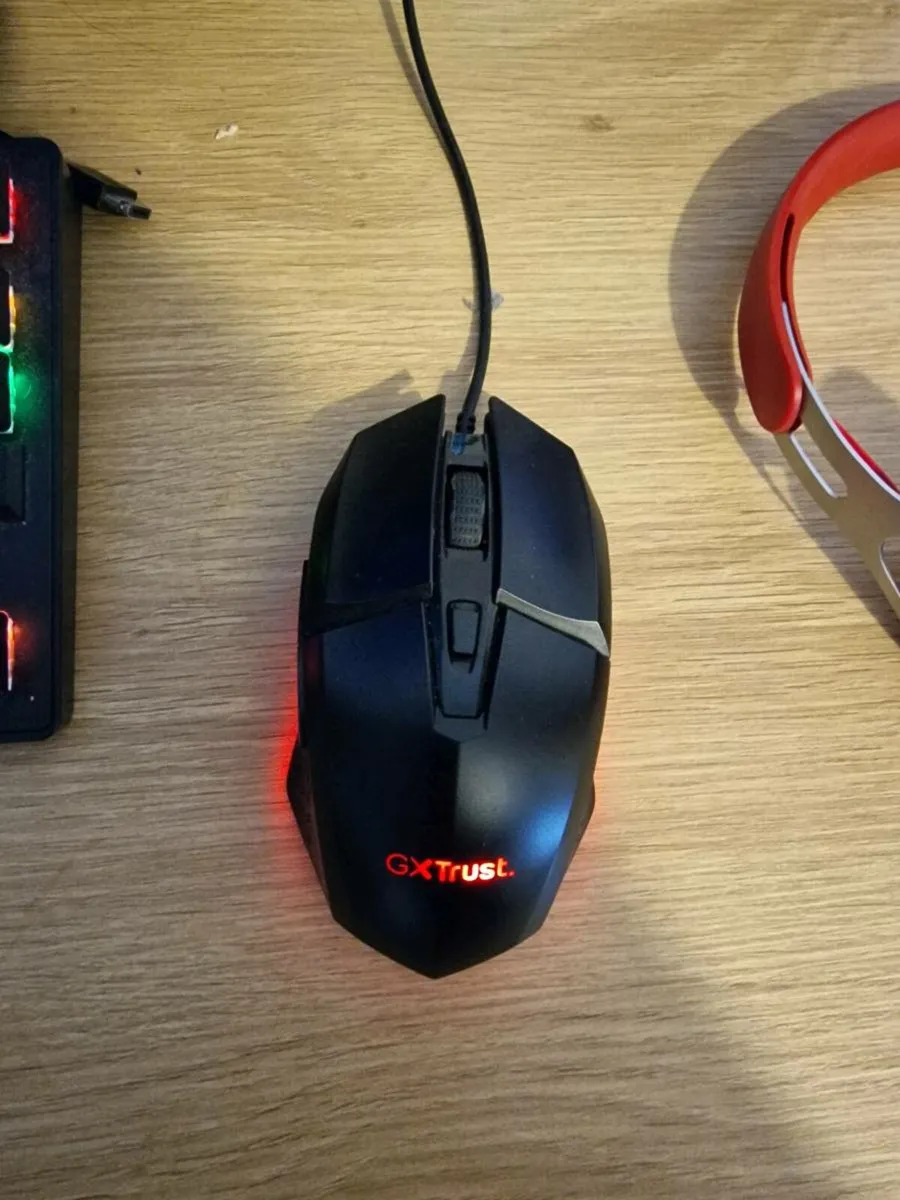 Lenovo gaming PC, equipment, chair - Image 4