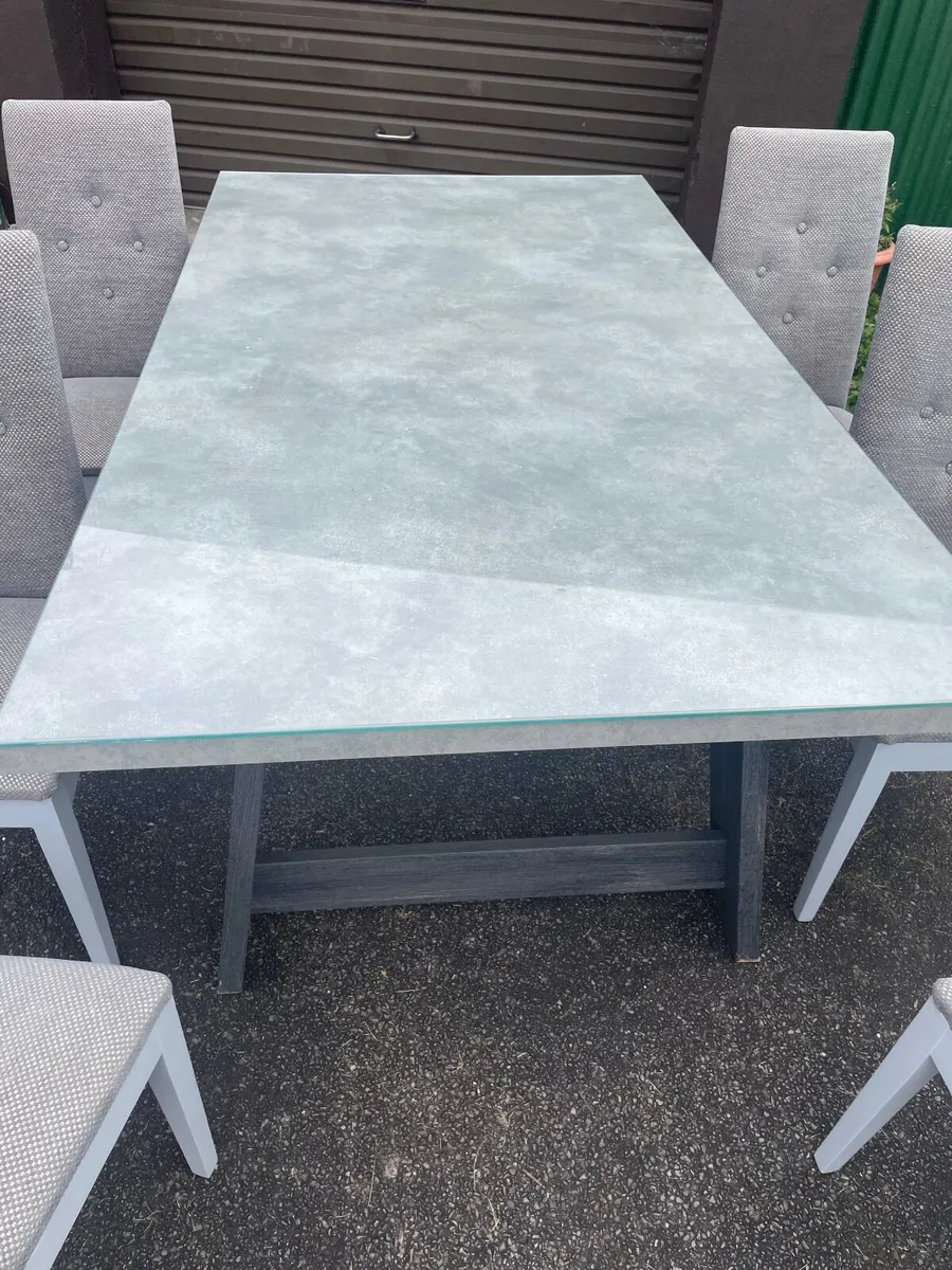 Dining table and chairs - Image 1
