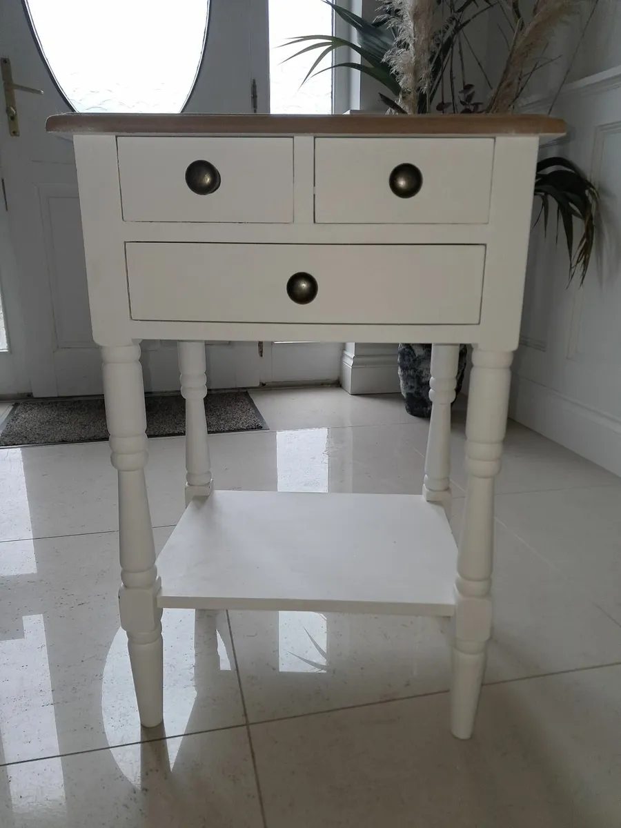 Hall plant table