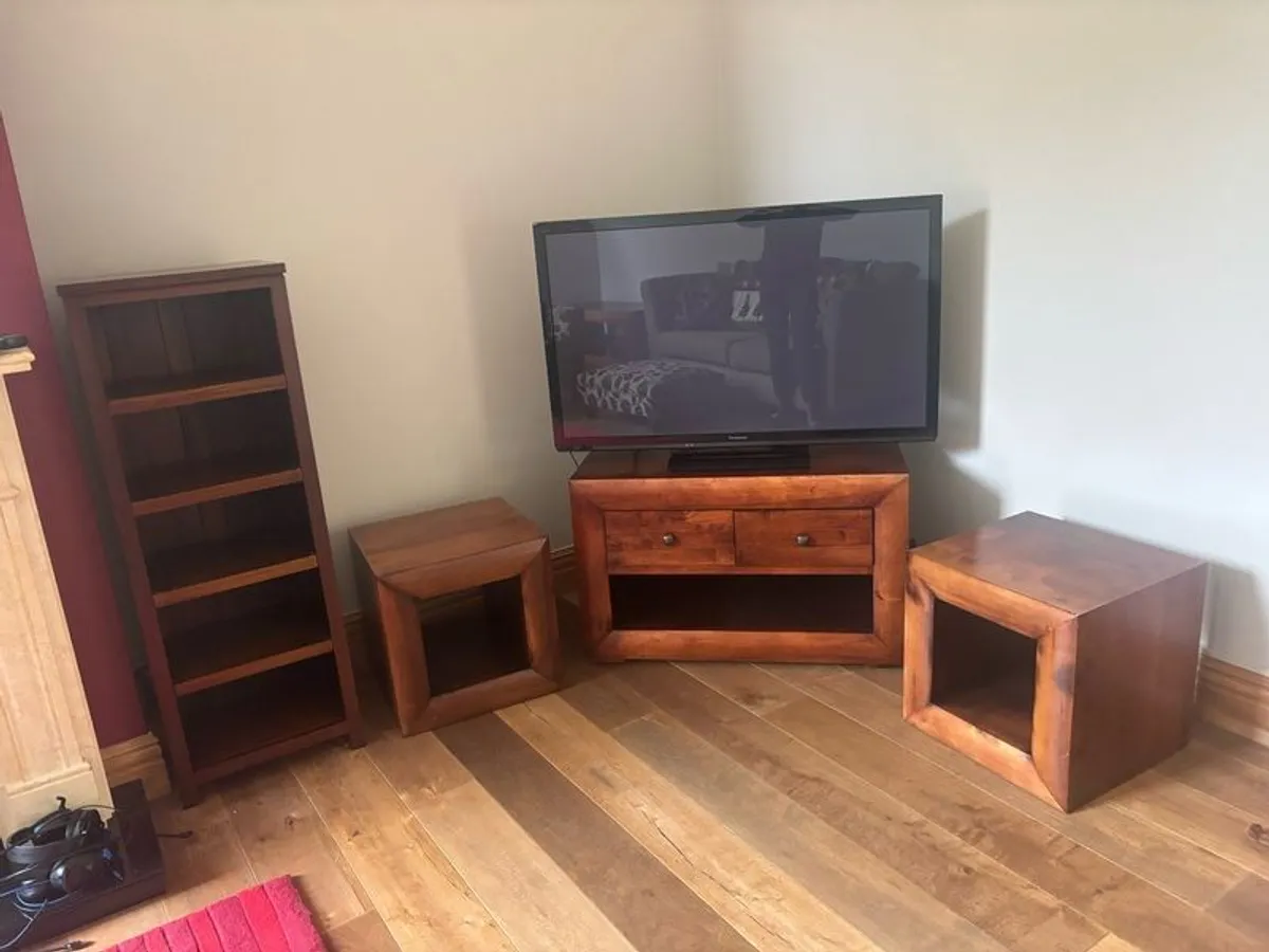 TV unit, lamp unit, photos cds etc - Image 1