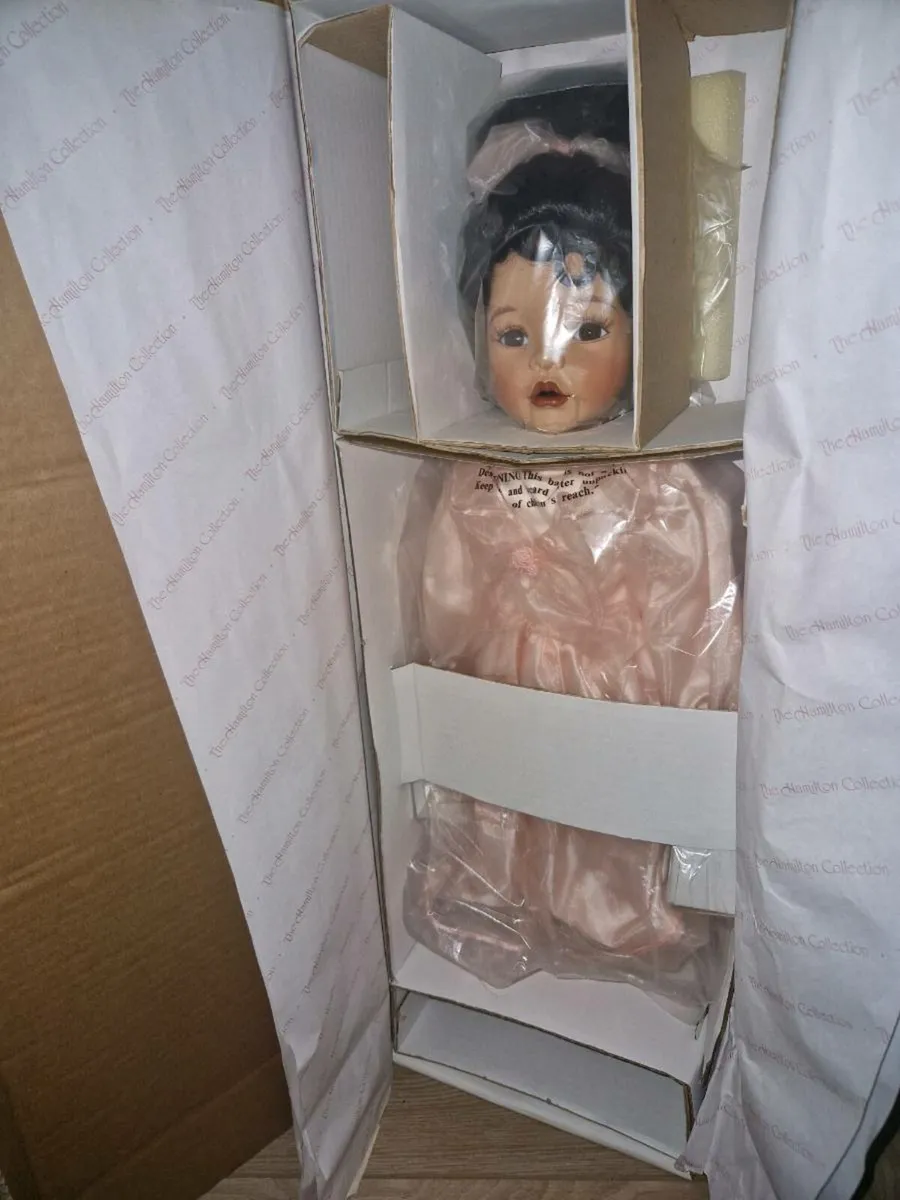 Hamilton Collection Jade Porcelain doll - Image 2