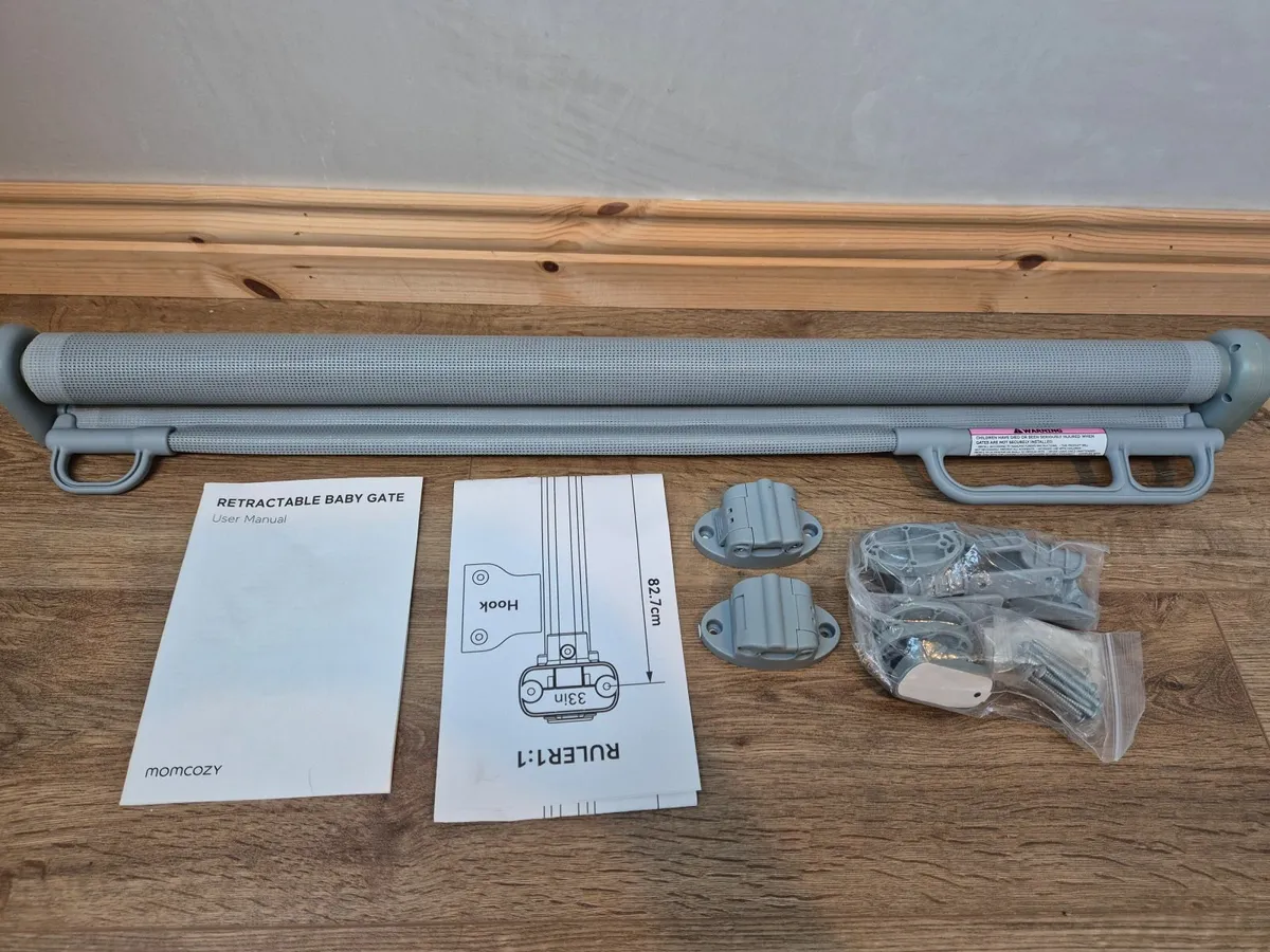 Retractable baby gate