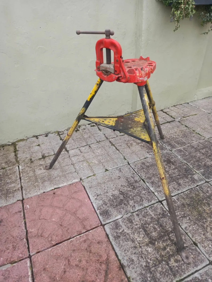 Ridgid Portable Tristand with vice