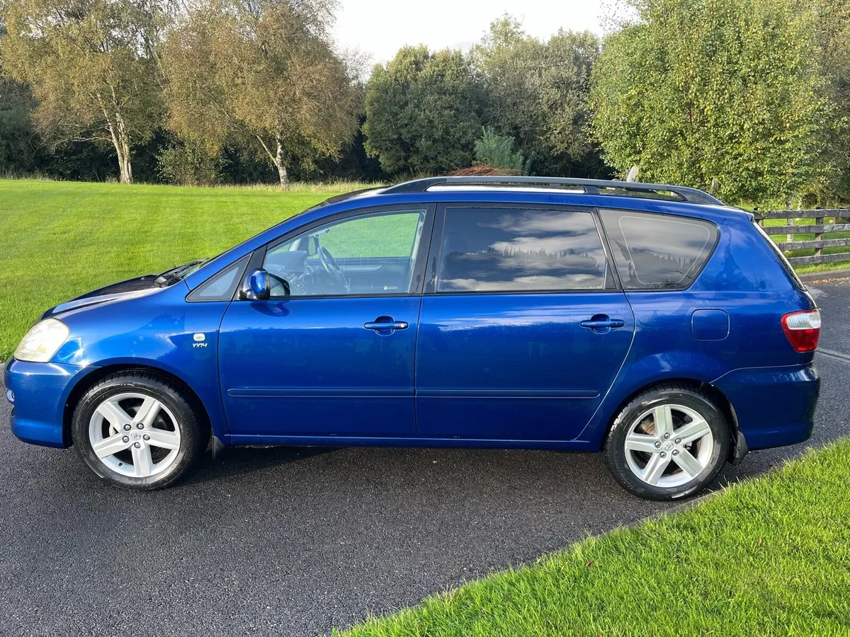 Toyota Avensis Verso - Image 2