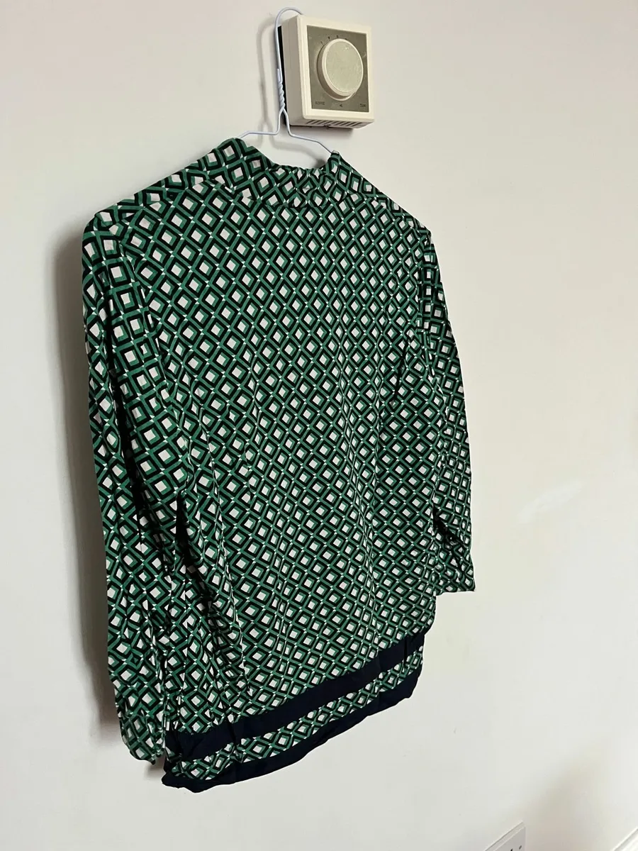 Navy/green top - Image 2